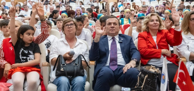  Başkan Abdullah Özyiğit ve Meclis Üyeleri koltuklarını çocuklara devretti...