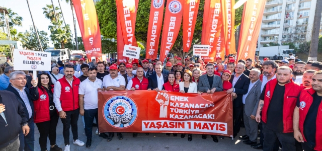 BAŞKAN SEÇER 1 MAYIS KORTEJİNDE EMEKÇİLERLE OMUZ OMUZA YÜRÜDÜ...