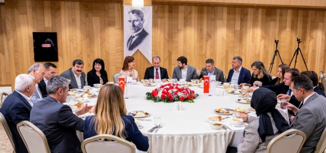 BAŞKAN SEÇER, İLÇE BELEDİYE BAŞKANLARI, MECLİS ÜYELERİ VE EŞLERİYLE İFTAR PROGRAMINDA BİR ARAYA GELDİ...