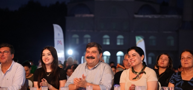 Başkan Yıldız, Şeftali Hasat Şenliğinde...