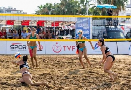 BÜYÜKŞEHİR’İN EV SAHİPLİĞİ YAPTIĞI ‘PRO BEACH MERSİN’DE FİNAL MAÇLARI NEFES KESTİ...