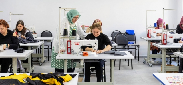BÜYÜKŞEHİR’İN KURSLARINDA KADINLAR SOSYALLEŞEREK ÜRETİYOR...