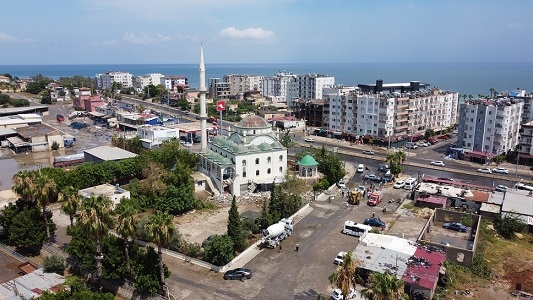 Fırtına minareyi araçların üzerine devirdi