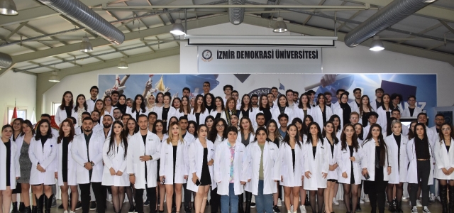 İzmir Demokrasi Üniversitesi Diş Hekimliği Fakültesi “Beyaz Önlük Giyme Töreni” gerçekleşti