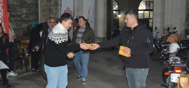 MERSİN BÜYÜKŞEHİR, 15 BİN KANDİL SİMİDİ DAĞITTI...