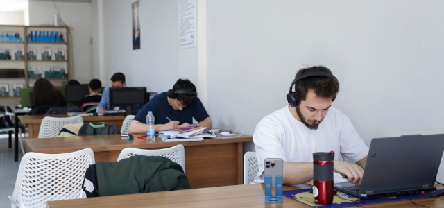 MERSİN BÜYÜKŞEHİR’DEN GÜLNAR’IN GENÇLERİNE KÜTÜPHANE DESTEĞİ...