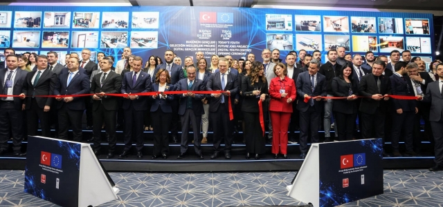 MERSİN BÜYÜKŞEHİR’İN DİJİTAL GENÇLİK MERKEZİ AÇILDI...