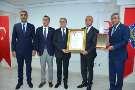 Mersin Emniyet Müdürlüğüne Bir Ödül'de Kızılay'dan