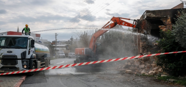 Mersin Yenişehir Belediyesi’inden metruk bina yıkımı...