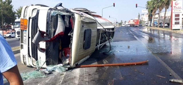 Mersin'de,Akaryakıt yüklü tanker devrildi.