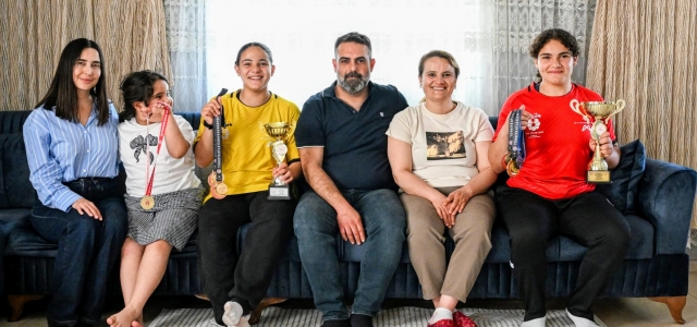  MERSİN’İN KIZ ÇOCUKLARI KIR ÇİÇEKLERİ İLE PARLIYOR...