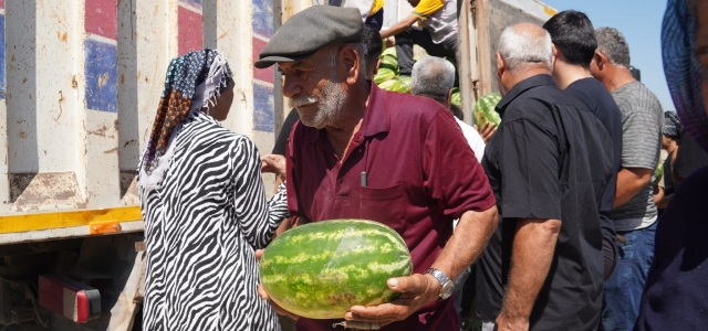   MEZİTLİ BELEDİYESİ’NDEN ÜCRETSİZ KARPUZ DAĞITIMI...
