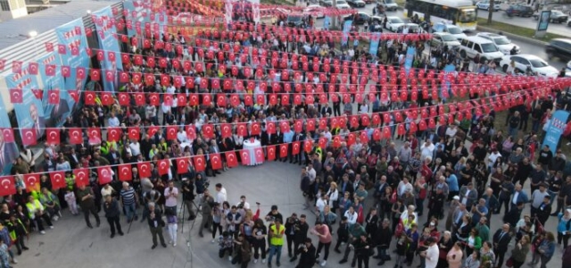 Mezitli’de açılış mitinge döndü