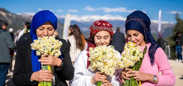 NERGİS ŞENLİĞİ FOTOĞRAF YARIŞMASI’NIN KAZANANLARINA ÖDÜLLERİ VERİLDİ...
