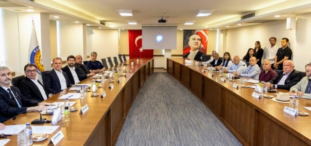  SEÇER: “TARSUS BÜTÜN SEKTÖRLERDE BÜYÜYEBİLECEK BİR KENT...”