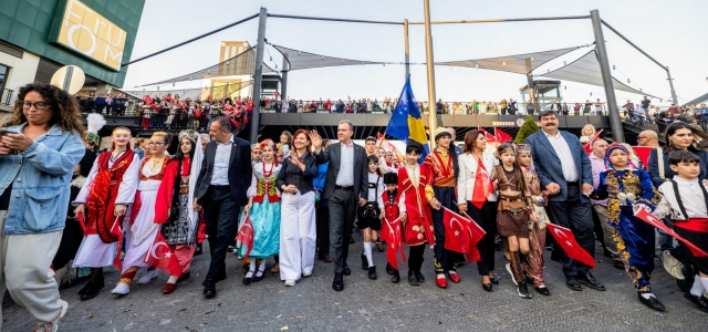 SEÇER’LER, ÇOCUKLARLA EL ELE BAYRAM KORTEJİNE KATILDI...