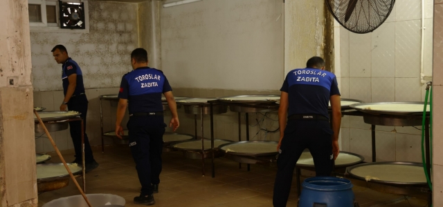  TOROSLAR ZABITASI, KAÇAK VE SAĞLIKSIZ SÜT ÜRÜNLERİ İMALATHANESİNİ MÜHÜRLEDİ...