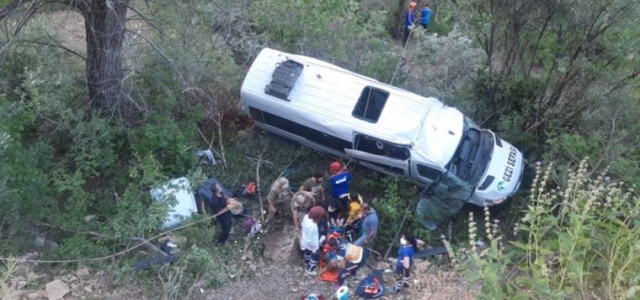 Tunceli'de Tur Minibüsü Şarampole Uçtu!