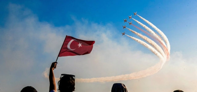 TÜRK YILDIZLARI MERSİN’DE GÖRSEL ŞÖLEN YAŞATTI...