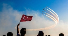  TÜRK YILDIZLARI MERSİN’DE GÖRSEL ŞÖLEN YAŞATTI...