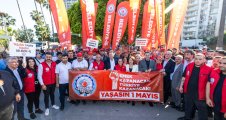 BAŞKAN SEÇER 1 MAYIS KORTEJİNDE EMEKÇİLERLE OMUZ OMUZA YÜRÜDÜ...