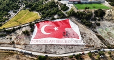  BAŞKAN YILDIZ, KENTİN SİMGESİ OLAN AY YILDIZLI TÜRK BAYRAĞI’NI GENÇLERLE BOYADI...