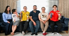  MERSİN’İN KIZ ÇOCUKLARI KIR ÇİÇEKLERİ İLE PARLIYOR...