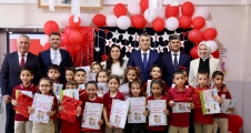   Vali Toros, karne alan öğrencilerle