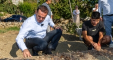  Yenişehir Belediyesi’nin hibe ettiği safran soğanları toprakla buluştu...