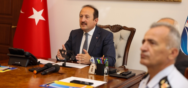 VALİ ALİ HAMZA PEHLİVAN,’DAN   GÜVENLİK VE ASAYİŞ HİZMETLERİNE DÖNÜK KAPSAMLI DEĞERLENDİRME...