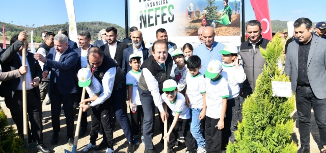 VALİ PEHLİVAN, 11 KASIM MİLLİ AĞAÇLANDIRMA GÜNÜ FİDAN DİKME ETKİNLİĞİNDE…