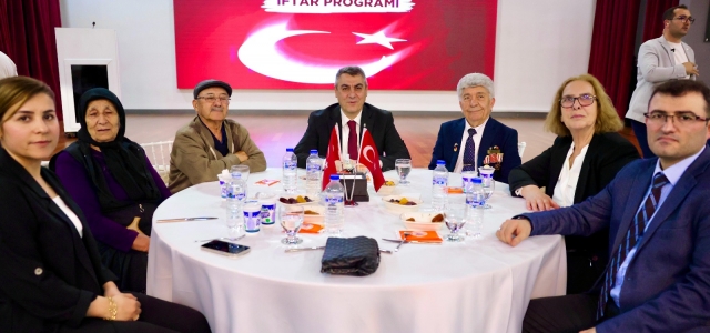 VALİ TOROS, “18 MART ÇANAKKALE ZAFERİ” VESİLESİYLE ŞEHİT AİLELERİMİZİ VE GAZİLERİMİZİ İFTAR PROGRAMINDA AĞIRLADI...