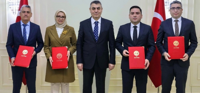 VALi TOROS, HİMAYESİNDE, “MERSİN BEZ DOKUMASI İLE COĞRAFYAYA ÖZGÜ DEĞERİN YAŞATILMASI” SÖZLEŞMESİ İMZALANDI...