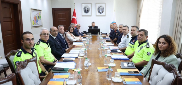  VALİ TOROS, OKUL GÜVENLİĞİ VE ÖĞRENCİ SERVİSLERİ TOPLANTISINDA...