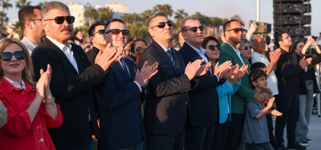 Vali Toros, Türk Yıldızları’nın gösterisini izledi...